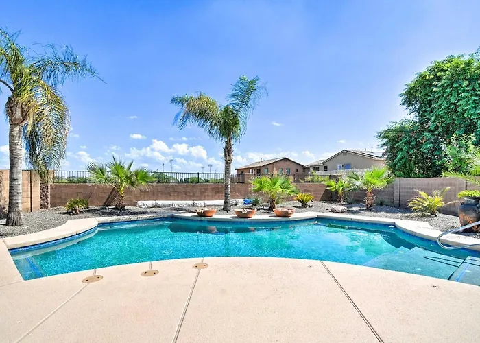 Holiday home Walk To Stadium! W/ Outdoor Oasis Surprise