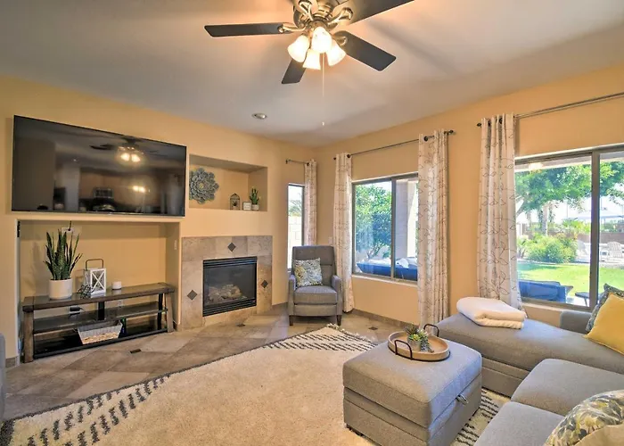 Walk To Stadium! W/ Outdoor Oasis Holiday home