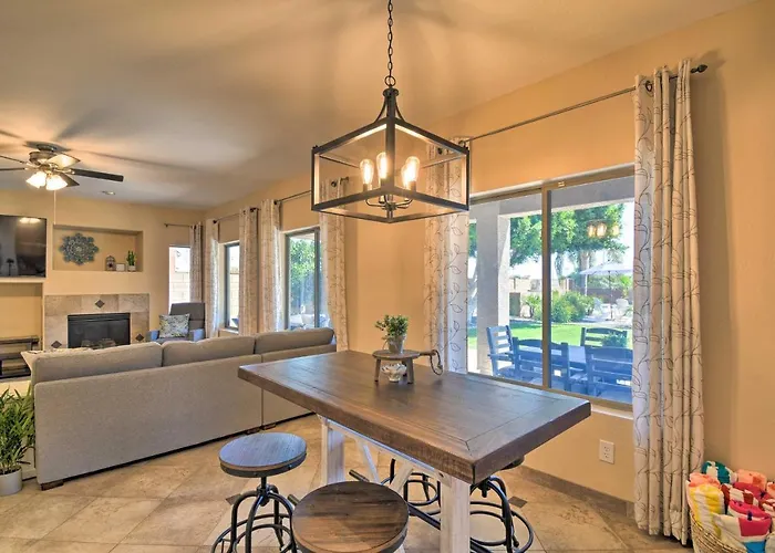 Walk To Stadium! W/ Outdoor Oasis Holiday home *