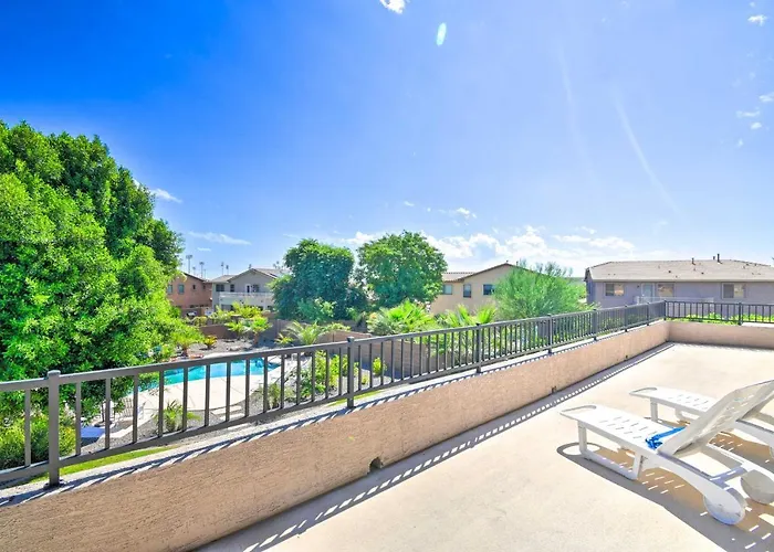 Walk To Stadium! W/ Outdoor Oasis Holiday home