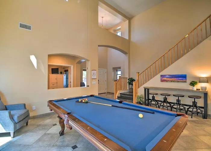 Walk To Stadium! W/ Outdoor Oasis Holiday home
