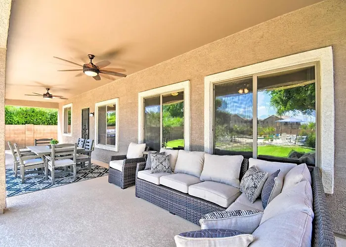 Walk To Stadium! W/ Outdoor Oasis Holiday home
