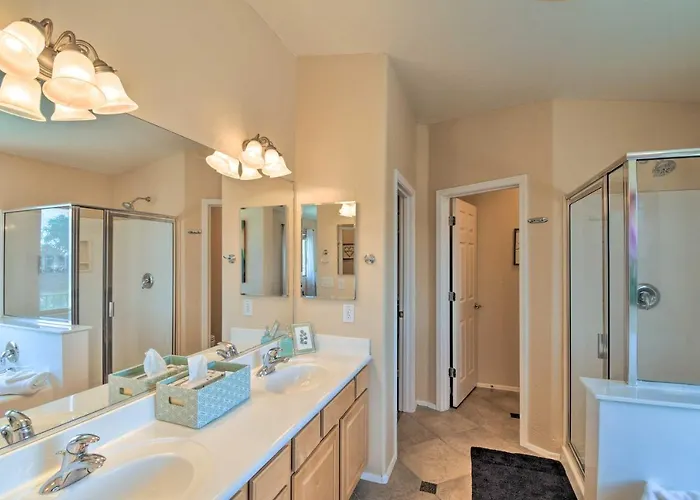 Walk To Stadium! W/ Outdoor Oasis Holiday home *