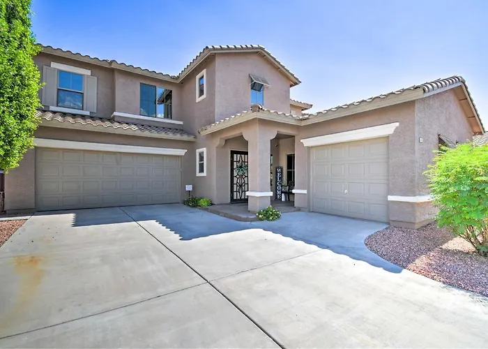 Walk To Stadium! W/ Outdoor Oasis Holiday home *