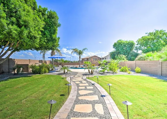 Holiday home Walk To Stadium! W/ Outdoor Oasis Surprise