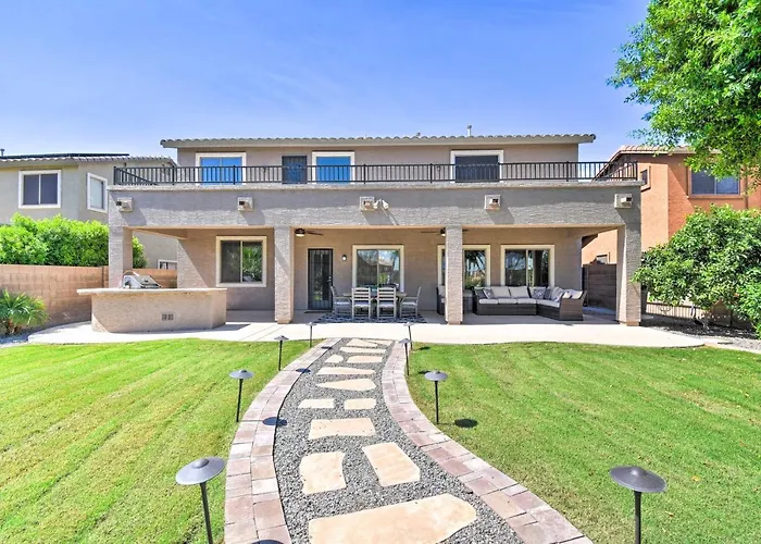 Holiday home Walk To Stadium! W/ Outdoor Oasis *
