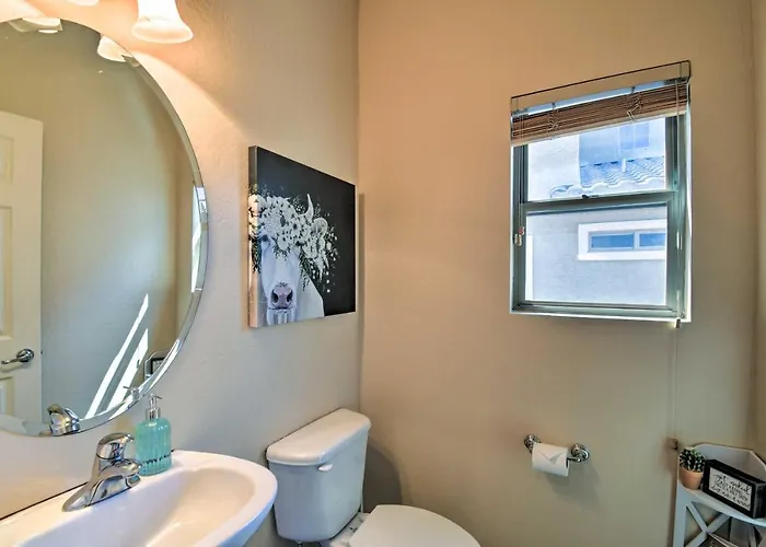 Walk To Stadium! W/ Outdoor Oasis Holiday home *