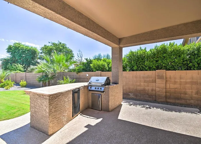 Walk To Stadium! W/ Outdoor Oasis Holiday home *